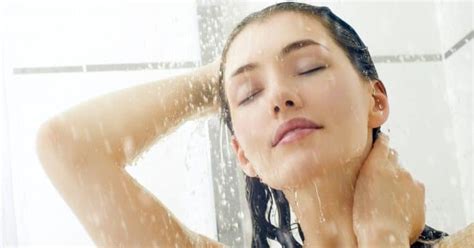 femmes nue sous la douche